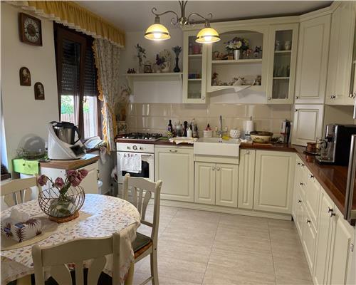 Casa individuala moderna 5 camere si curte 450 mp pe Calea Poplacii