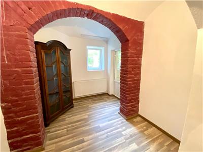 Apartament la vila 82 mp utili 2 camere 2 bai in Parcul Sub Arini