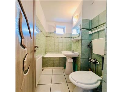 Apartament renovat cu 2 camere si balcon inchis pe Str Goraslau