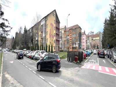 Apartament renovat cu 2 camere si balcon inchis pe Str Goraslau