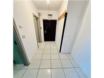 Apartament renovat cu 2 camere si balcon inchis pe Str Goraslau