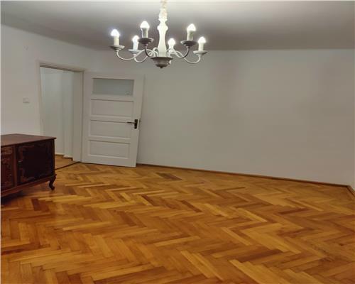 Apartament 3 camere 56mp balcon etaj intermediar zona Centrala