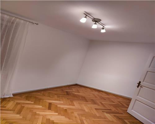 Apartament 3 camere 56mp balcon etaj intermediar zona Centrala