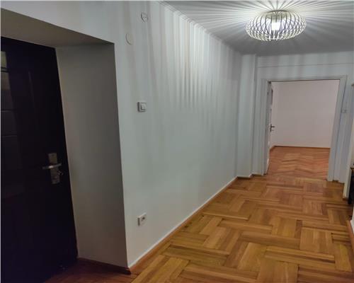 Apartament 3 camere 56mp balcon etaj intermediar zona Centrala