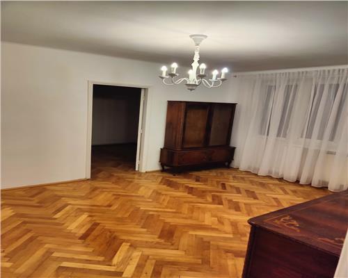 Apartament 3 camere 56mp balcon etaj intermediar zona Centrala