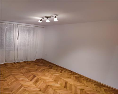 Apartament 3 camere 56mp balcon etaj intermediar zona Centrala