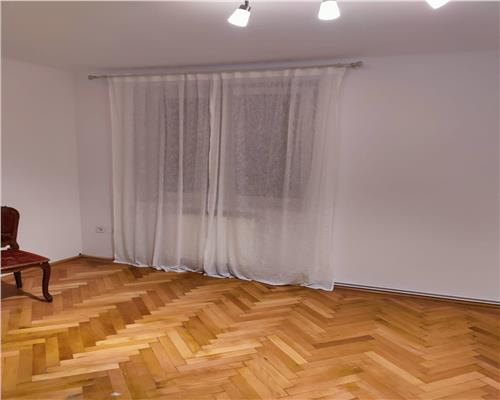 Apartament 3 camere 56mp balcon etaj intermediar zona Centrala