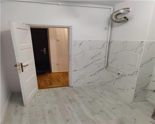 Apartament 3 camere 56mp balcon etaj intermediar zona Centrala