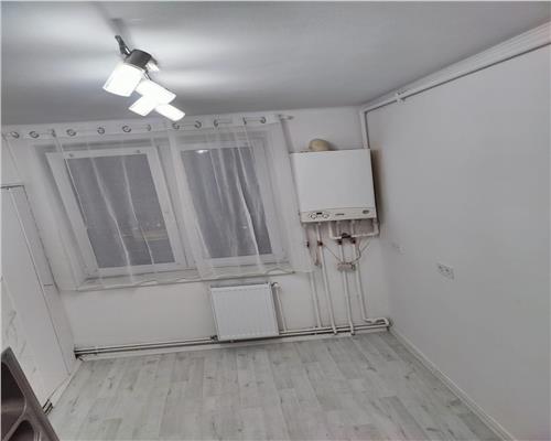 Apartament 3 camere 56mp balcon etaj intermediar zona Centrala