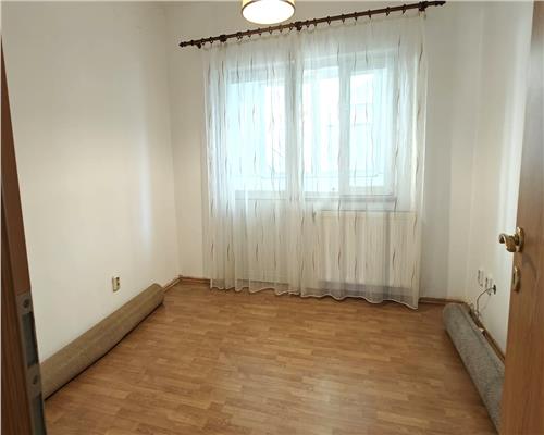 Apartament 4 camere decomandat 87 mpu in zona Strand