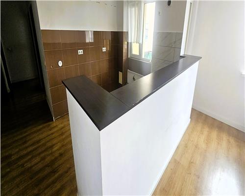 Apartament 3 camere decomandat 81mp 2 balcoane zona Supeco