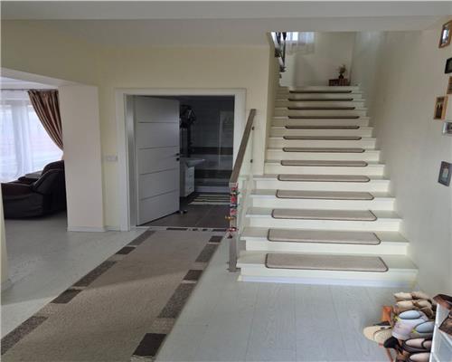Casa cu 4 camere 2 bai si 396 mp teren in zona Calea Cisnadiei