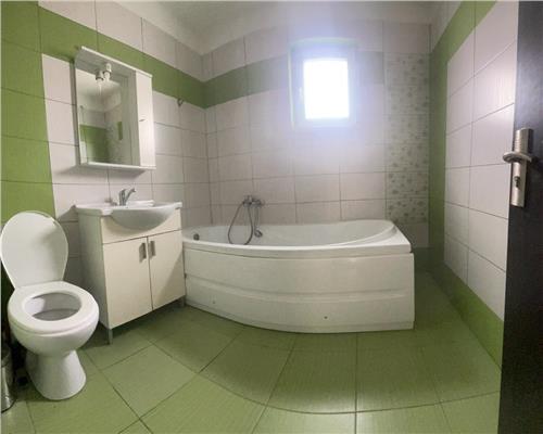 Casa pretabila muncitori cu 4 camere si 3 bai in Sura Mare