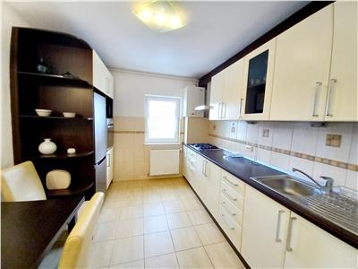 Apartament 4 camere 2 balcoane recent renovat in Strand