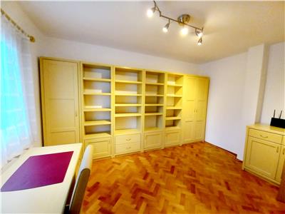 Apartament 4 camere 2 balcoane recent renovat in Strand