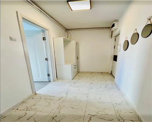 Apartament renovat etajul 2 cu 2 camere si balcon zona centrala