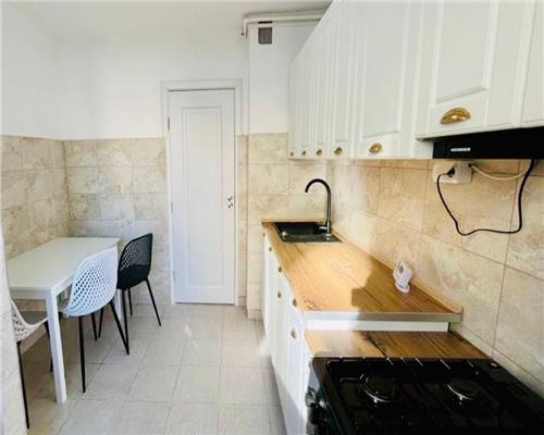 Apartament renovat etajul 2 cu 2 camere si balcon zona centrala