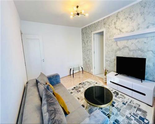 Apartament renovat etajul 2 cu 2 camere si balcon zona centrala