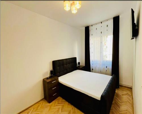 Apartament renovat etajul 2 cu 2 camere si balcon zona centrala
