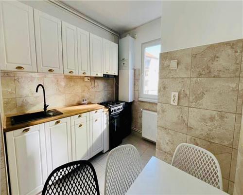 Apartament renovat etajul 2 cu 2 camere si balcon zona centrala
