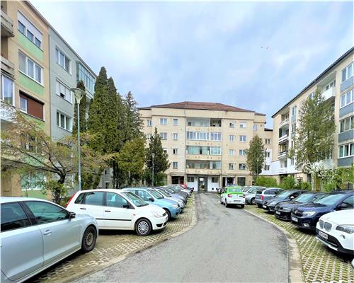 Apartament renovat etajul 2 cu 2 camere si balcon zona centrala