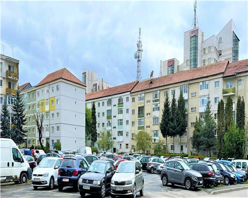 Apartament renovat etajul 2 cu 2 camere si balcon zona centrala