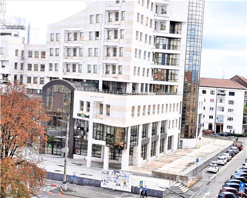 Apartament renovat etajul 2 cu 2 camere si balcon zona centrala