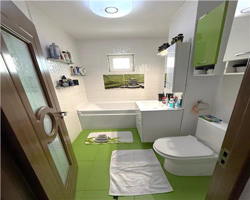 Apartament mobilat 68 mpu 3 camere 2 bai si pivnita in Turnisor