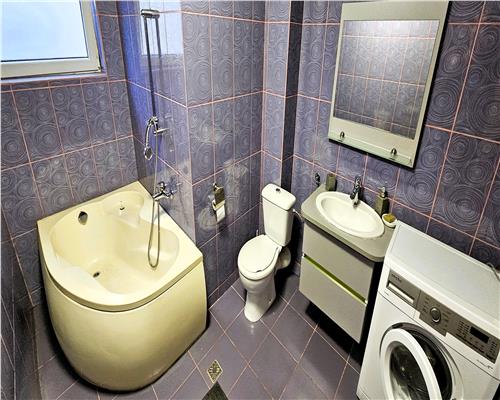 Apartament 3 camere 100mp 3 balcoane 2 bai si parcare zona Centrala