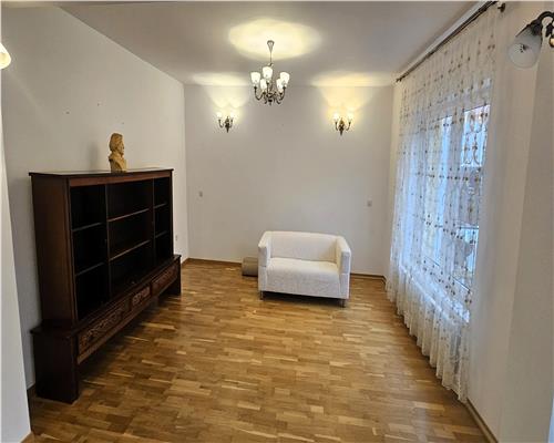 Vila spatioasa 360mp | 8 camere | 5 bai | garaj | curte | filigorie | Sibiu