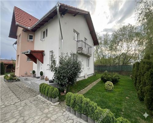 Vila cu 5 camere 3 bai si 400 teren in Sibiu