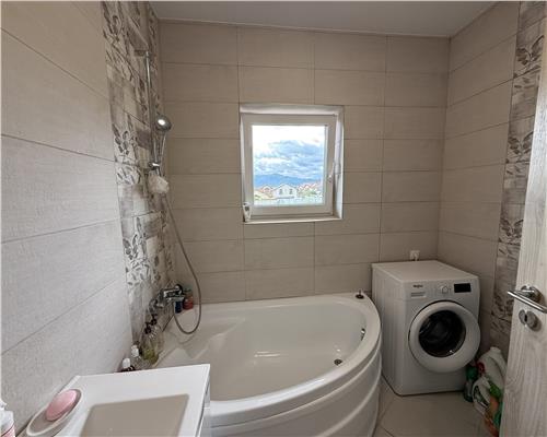 Apartament de lux cu 3 camere 2 bai etajul 1 zona  Calea Cisnadiei