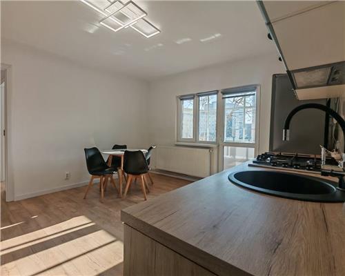 Apartament Renovat 3 camere decomandat 55mp zona Ciresica