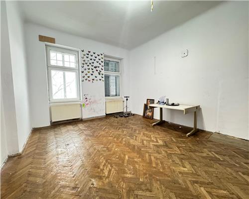 Apartament cu 4 camere 2 bai si balcon in zona Ultracentrala