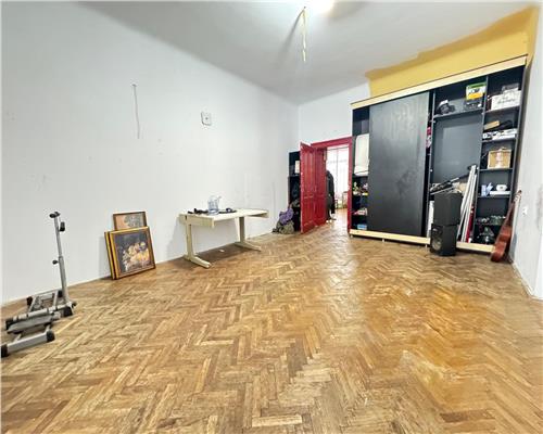 Apartament cu 4 camere 2 bai si balcon in zona Ultracentrala