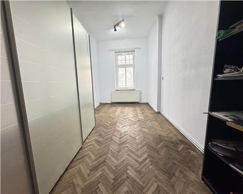 Apartament cu 4 camere 2 bai si balcon in zona Ultracentrala