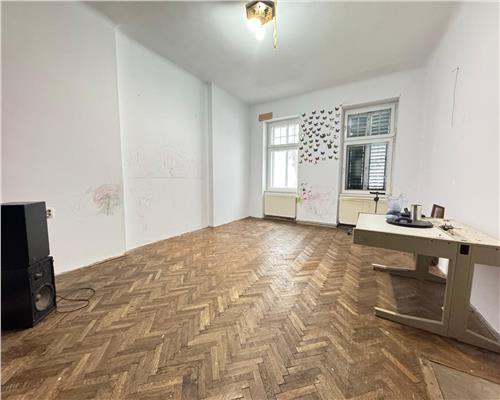 Apartament cu 4 camere 2 bai si balcon in zona Ultracentrala