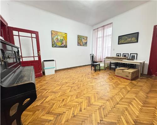 Apartament cu 4 camere 2 bai si balcon in zona Ultracentrala