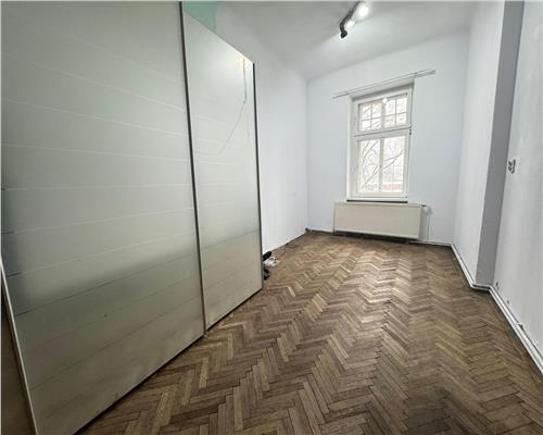 Apartament cu 4 camere 2 bai si balcon in zona Ultracentrala