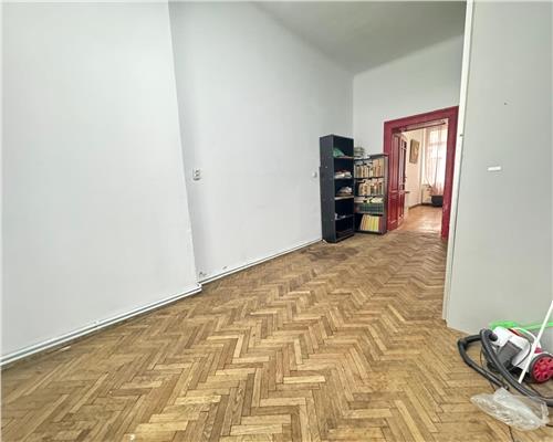 Apartament cu 4 camere 2 bai si balcon in zona Ultracentrala