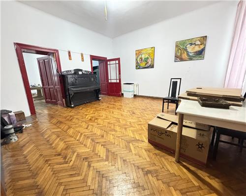 Apartament cu 4 camere 2 bai si balcon in zona Ultracentrala