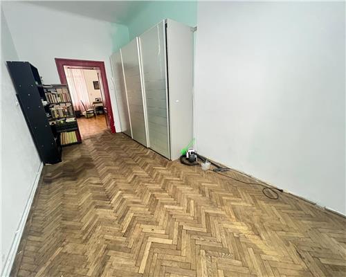 Apartament cu 4 camere 2 bai si balcon in zona Ultracentrala