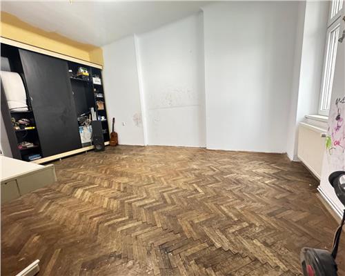 Apartament cu 4 camere 2 bai si balcon in zona Ultracentrala