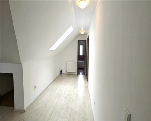 Apartament la mansarda 3 camere  zona Calea Cisnadiei