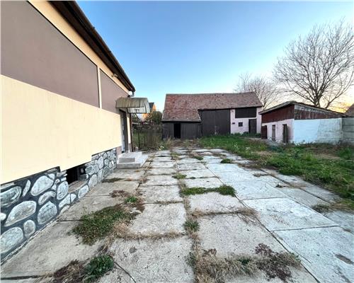 Casa 4 camere cu teren de 1020 mp in sat Hamba