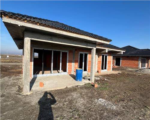 Casa cu 4 camere 2 bai si 500 mp teren in  Sura Mica