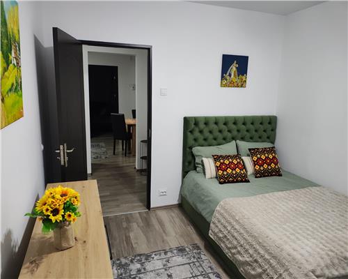 Apartament 4 camere cu balcon si pivnita zona Vasile Aaron