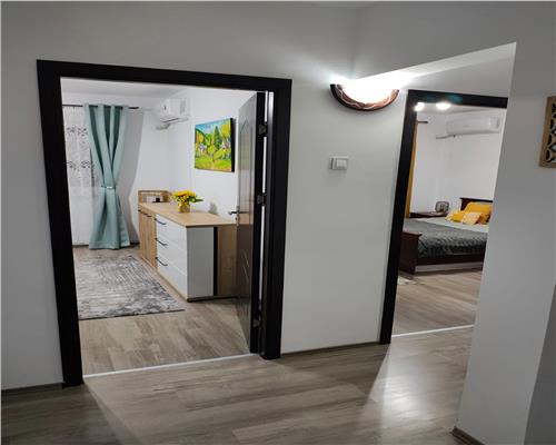 Apartament 4 camere cu balcon si pivnita zona Vasile Aaron