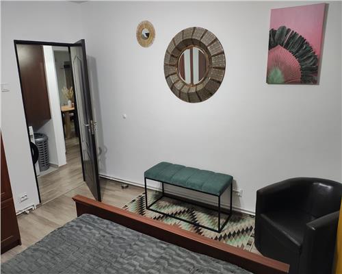 Apartament 4 camere cu balcon si pivnita zona Vasile Aaron
