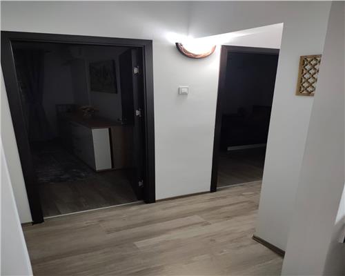 Apartament 4 camere cu balcon si pivnita zona Vasile Aaron